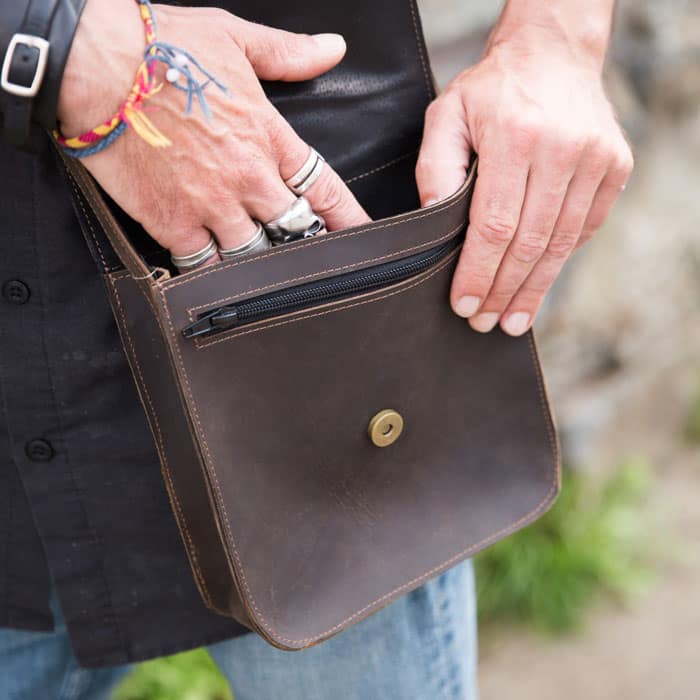 pochette sacoche en cuir marron de style urbain