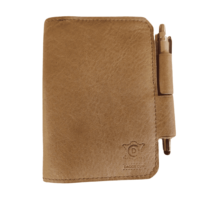 Carnet de voyage A6 en cuir, fermé par un stylo en bambou inclus