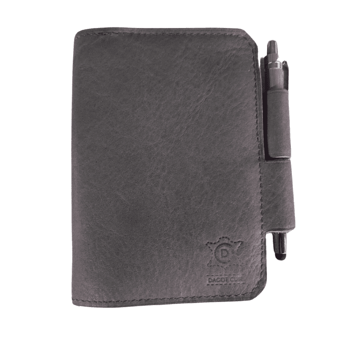 Carnet de voyage noir A6 en cuir, fermé par un stylo en bambou inclus