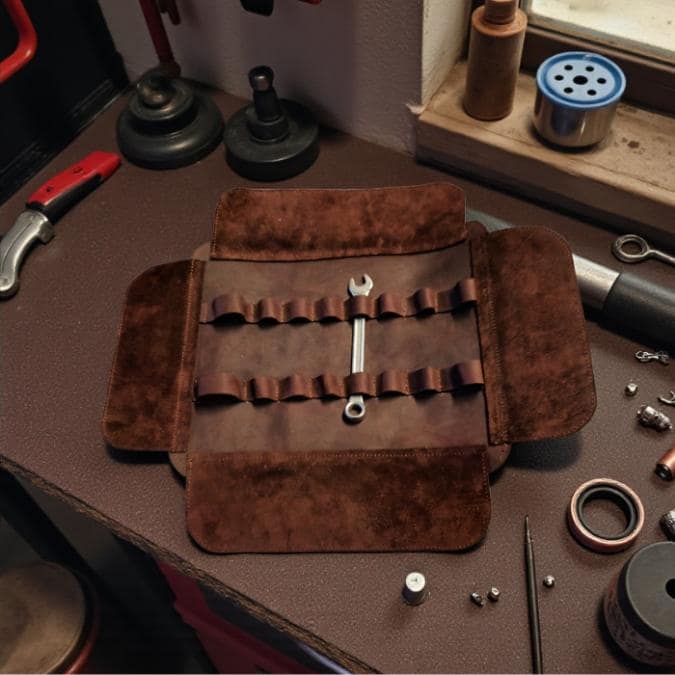 trousse à outils en cuir ouverte