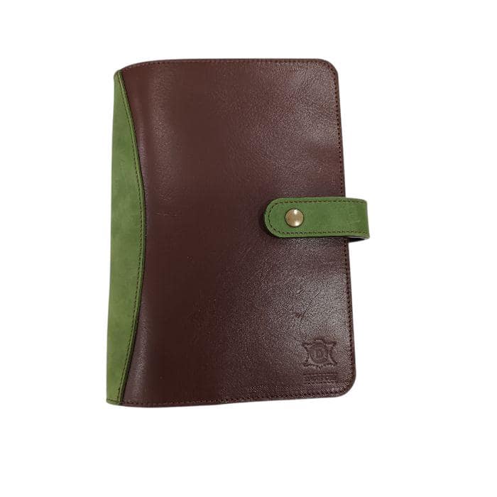 Carnet de notes format A5 en cuir, avec emplacement pour documents et cartes.