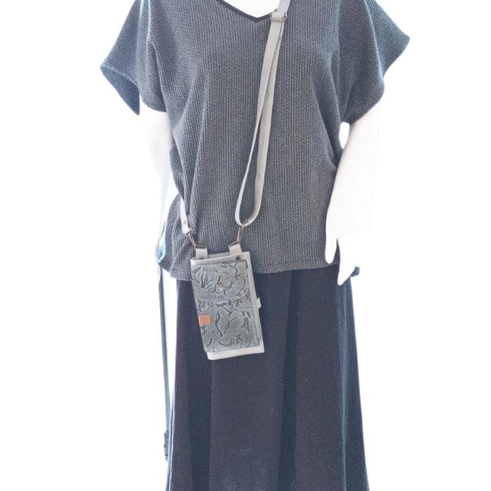 Pochette téléphone et portefeuille en cuir pleine fleur, portée bandoulière, fait main dans l’atelier Dagot Cuir à Rennes