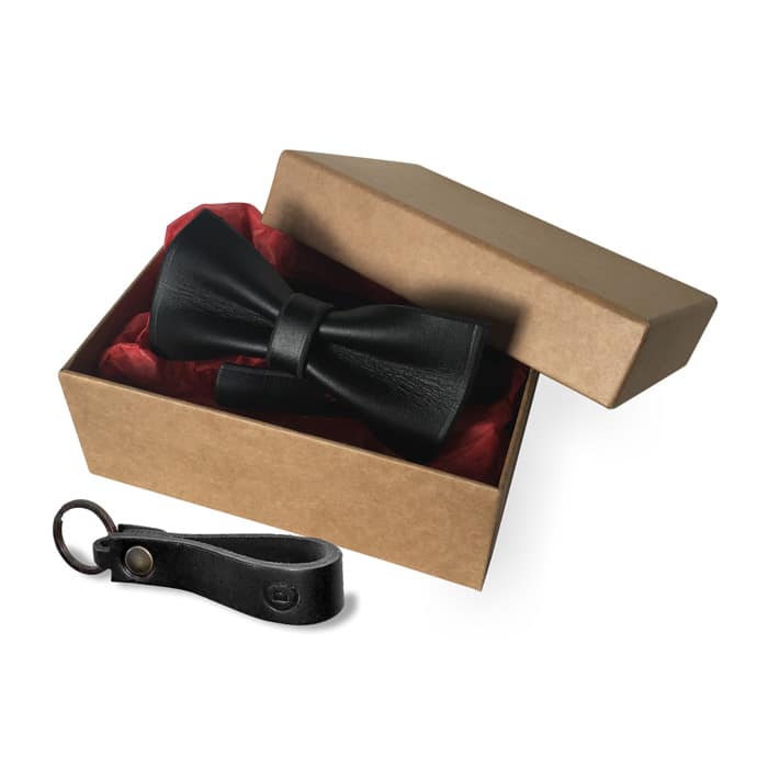 Visuel du coffret présentant l'ensemble en cuir noir nœud papillon et porte-clé