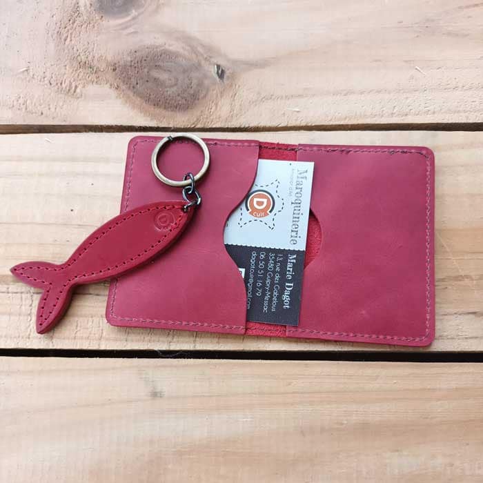 Visuel ensemble en cuir rouge. Porte-cartes et porte-clé poisson