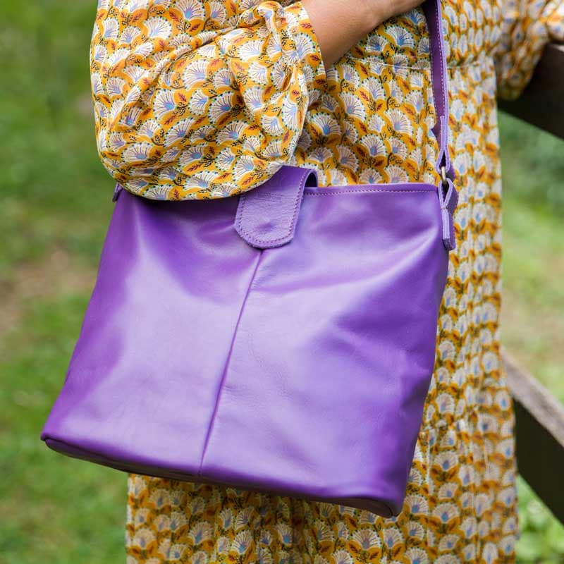 sac en cuir saxo violet mis en situation